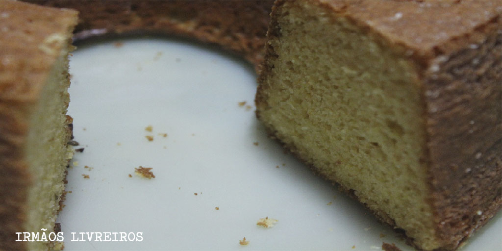 Bolo de Fubá com semente de Erva Doce