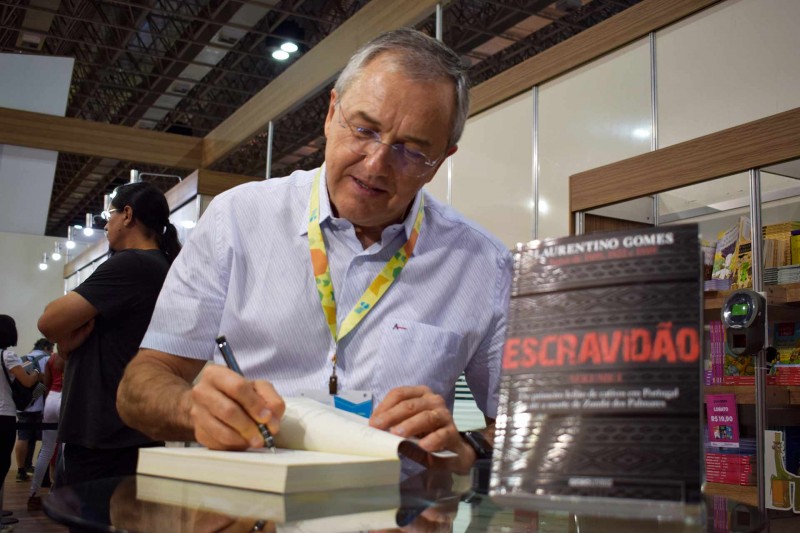 Laurentino Gomes lança Escravidão na Livraria da Vila